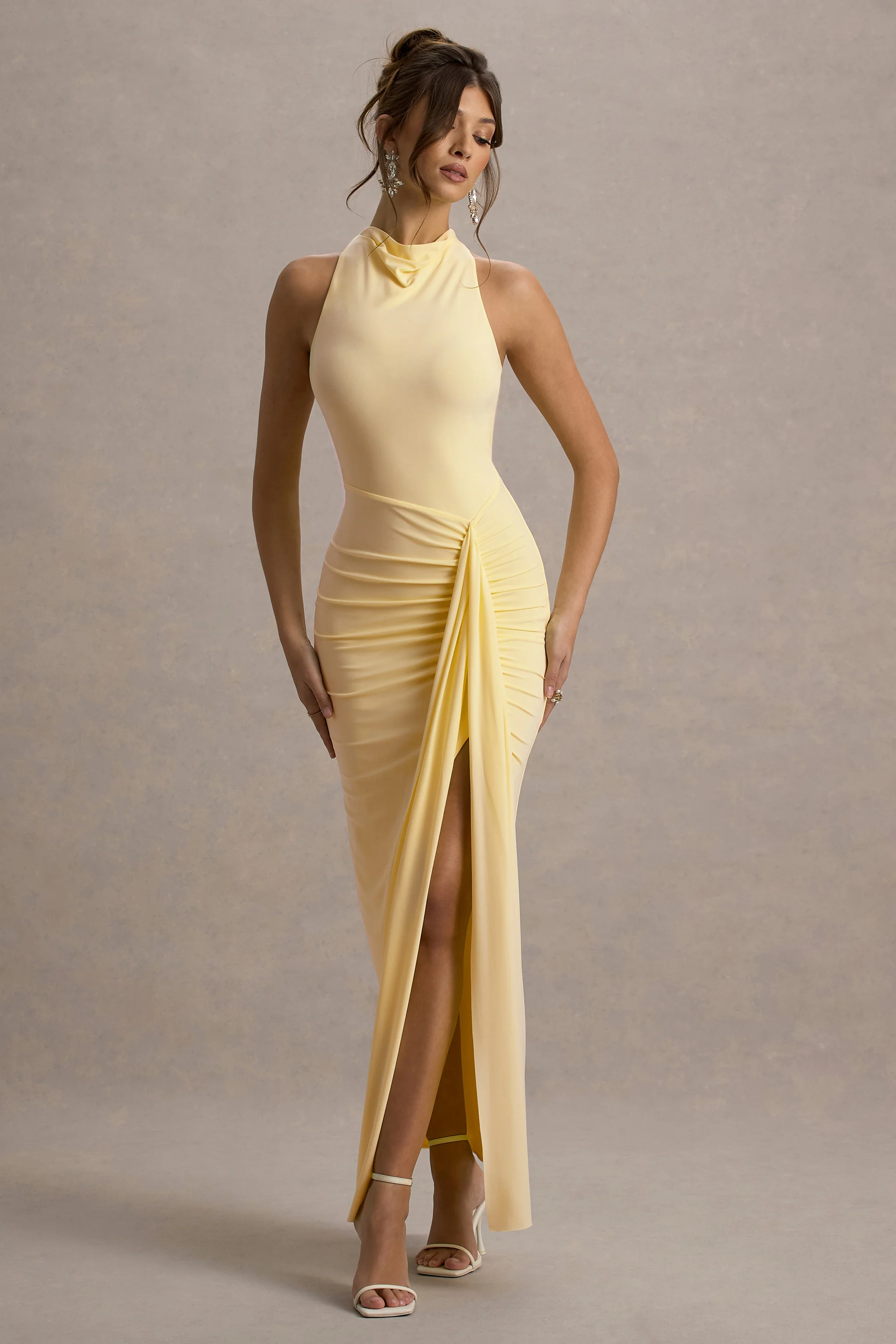 Sunflower | Robe longue citron à décolleté haut froncé avec fente.