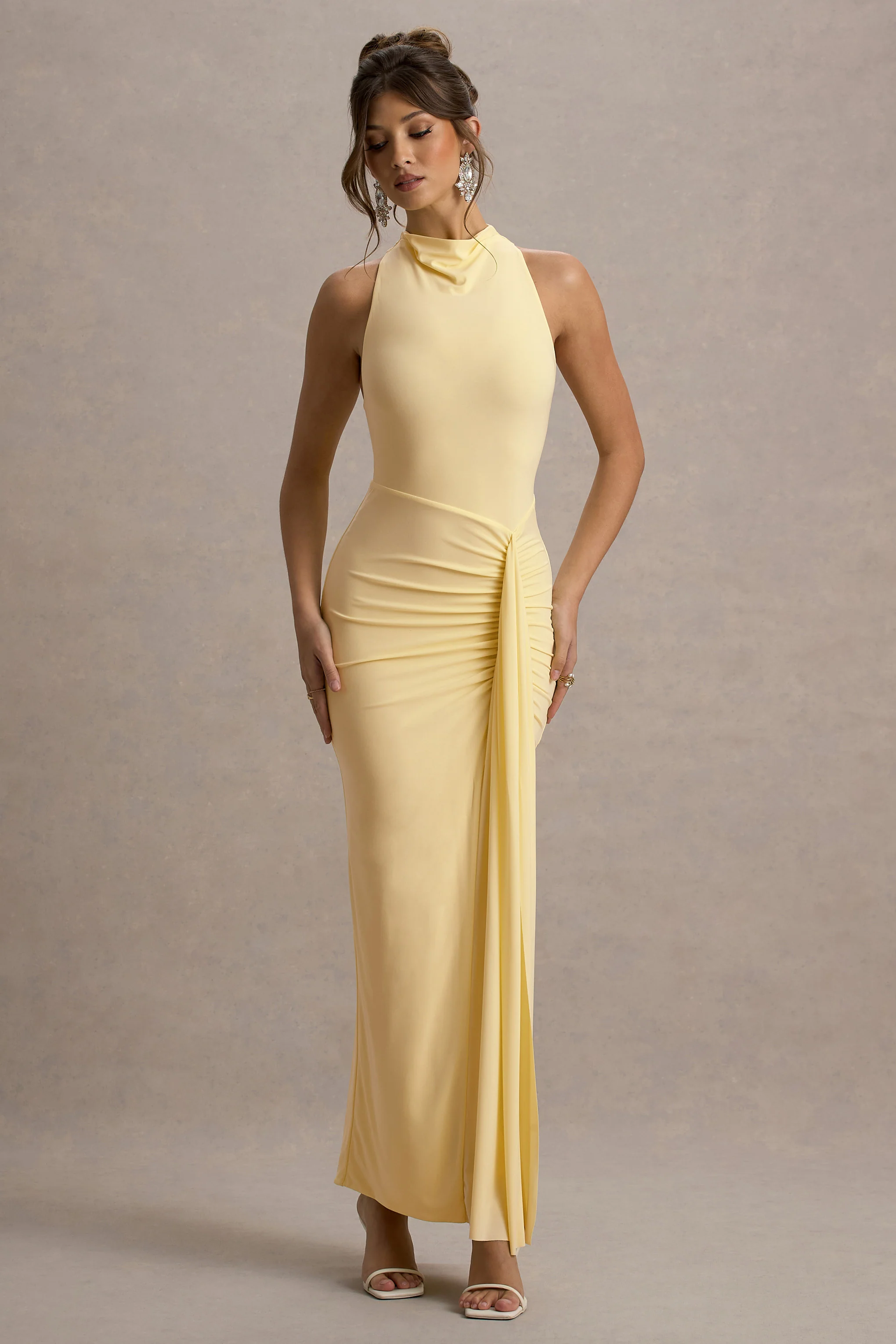 Sunflower | Robe longue citron à décolleté haut froncé avec fente. - Image 4