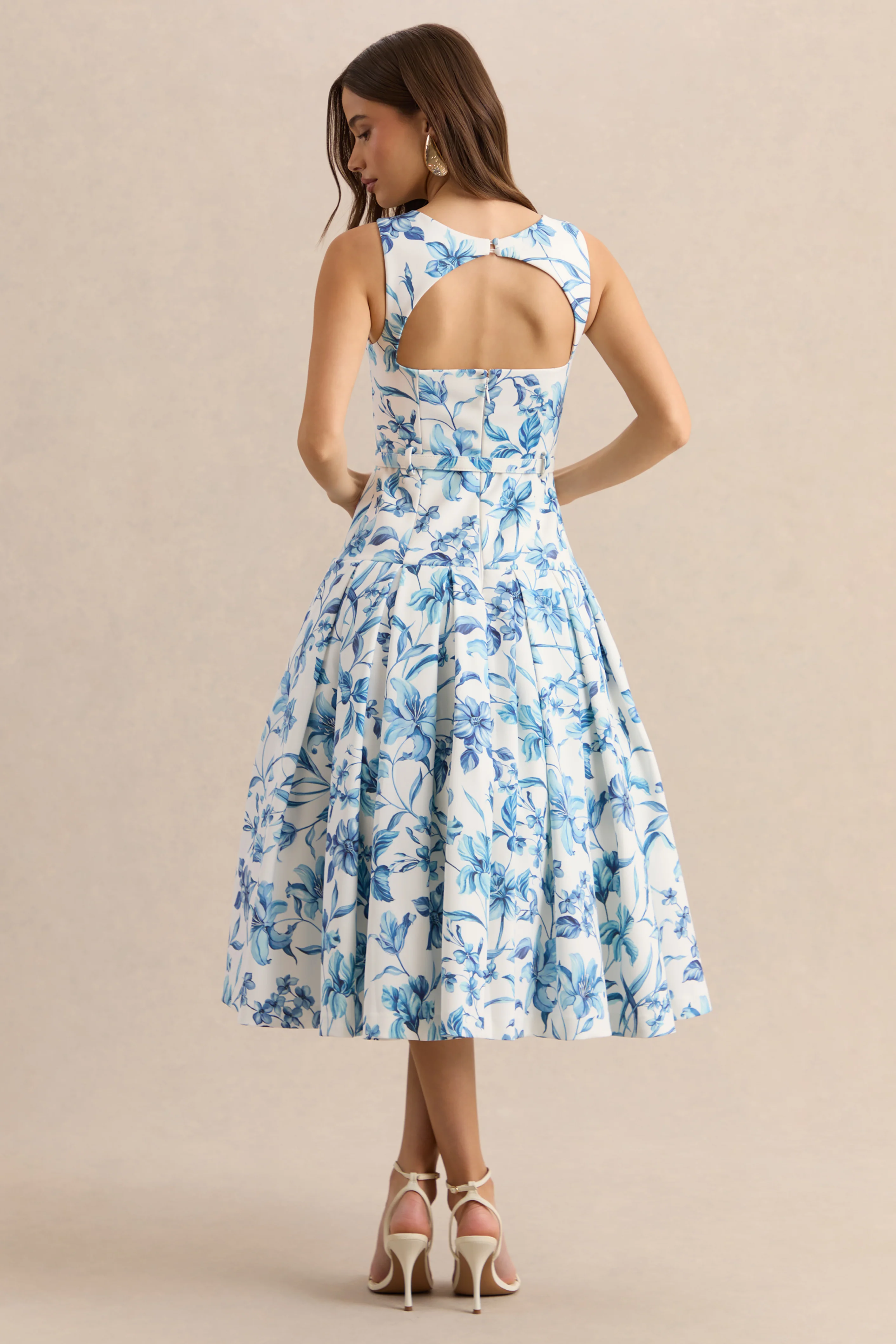 Sunnira | Robe mi-longue à imprimé porcelaine bleu avec encolure bateau et taille basse - Image 2