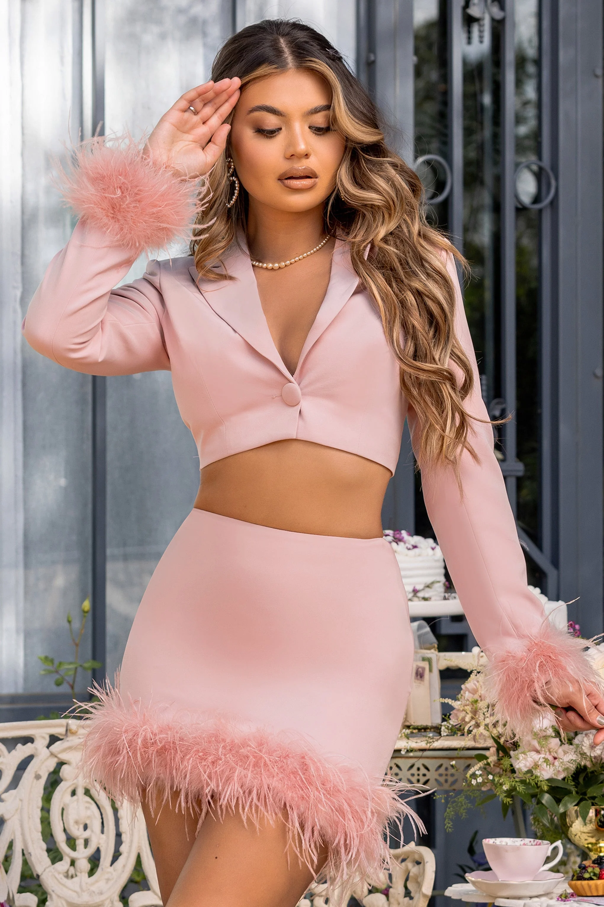 Tempting | Blazer court rose avec bordure en plumes sur les poignets des manches - Image 3