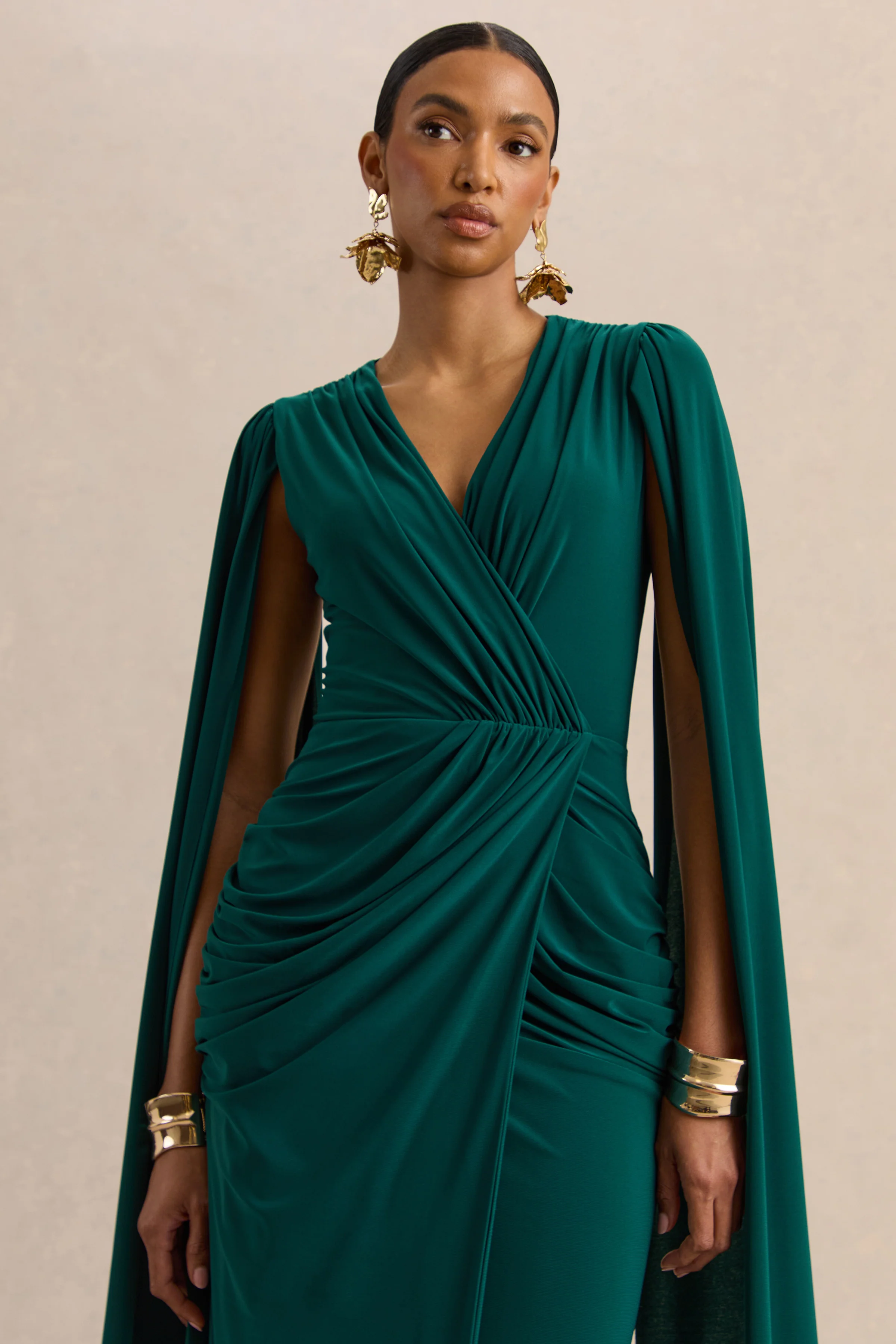 Ulissia | Robe longue vert bouteille à décolleté en V avec manches cape - Image 3