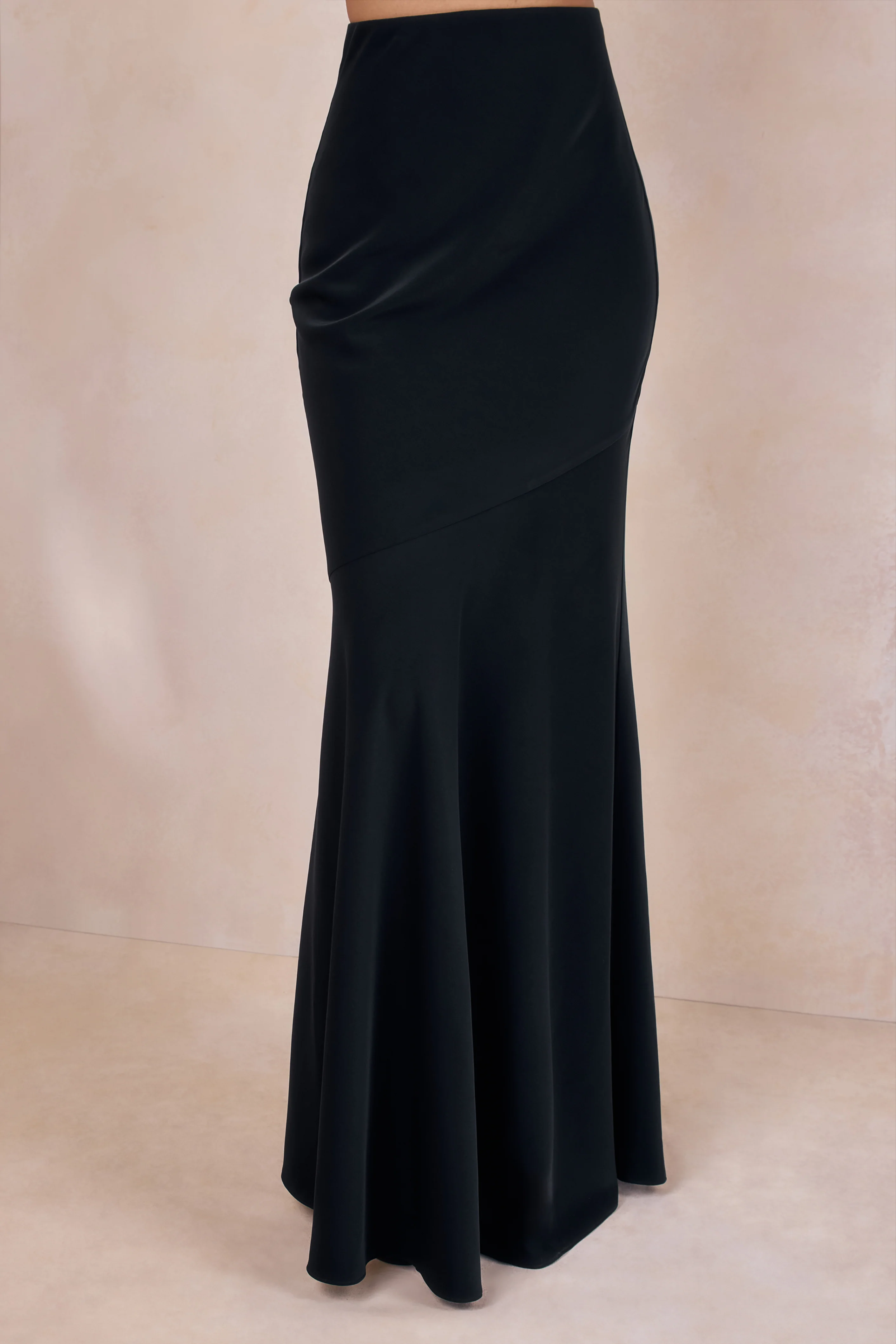 Vayla | Jupe longue noire en satin à taille basse asymétrique - Image 3