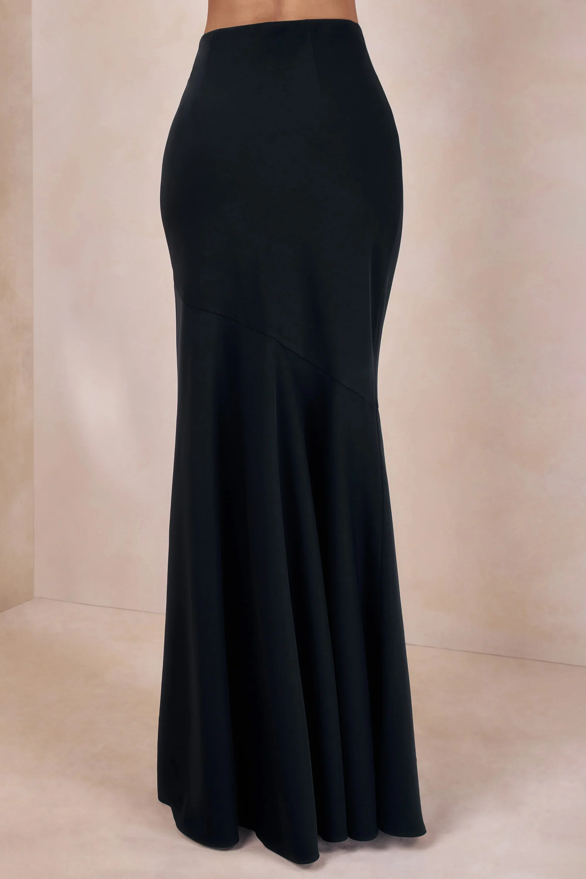 Vayla | Jupe longue noire en satin à taille basse asymétrique - Image 4
