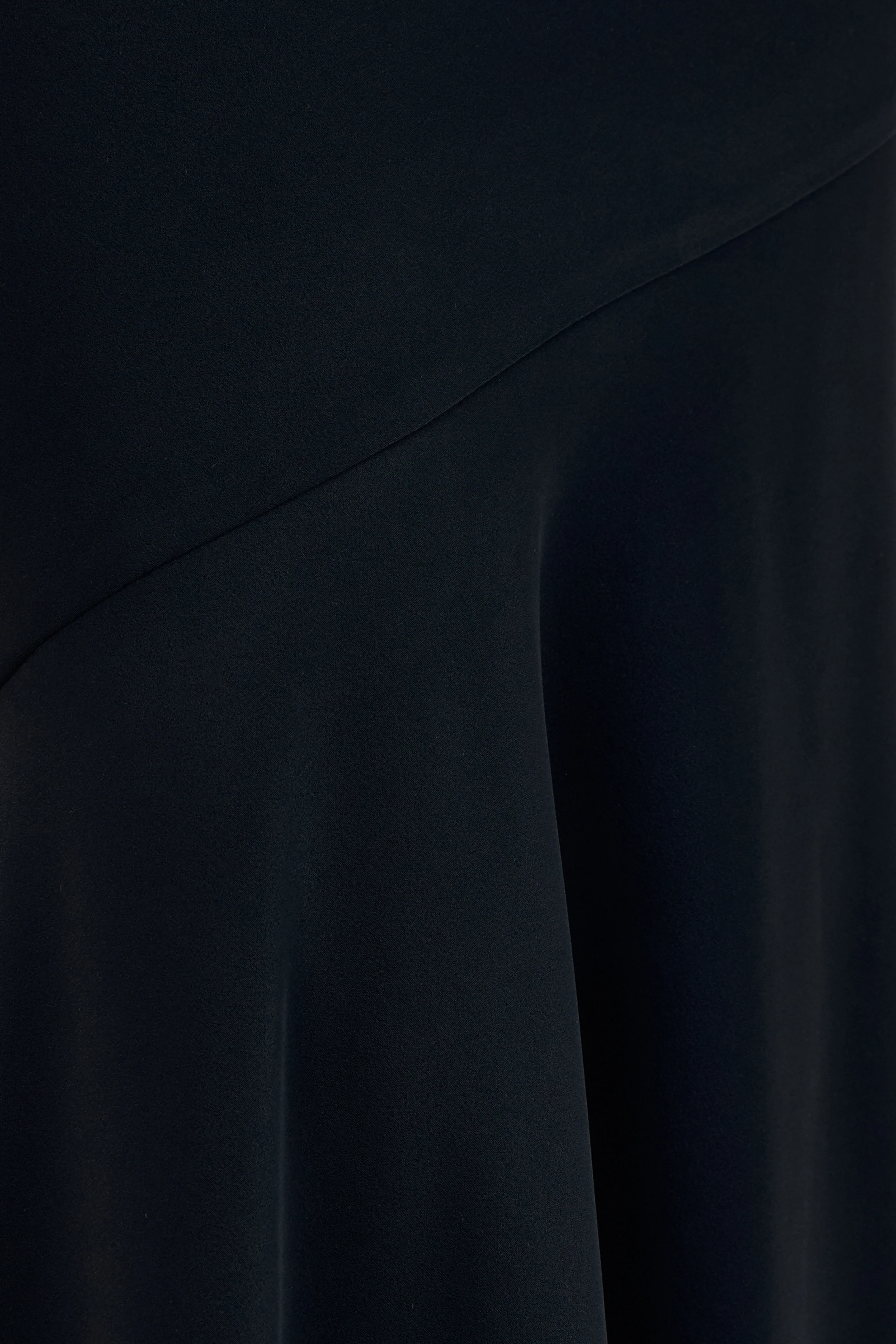 Vayla | Jupe longue noire en satin à taille basse asymétrique - Image 6