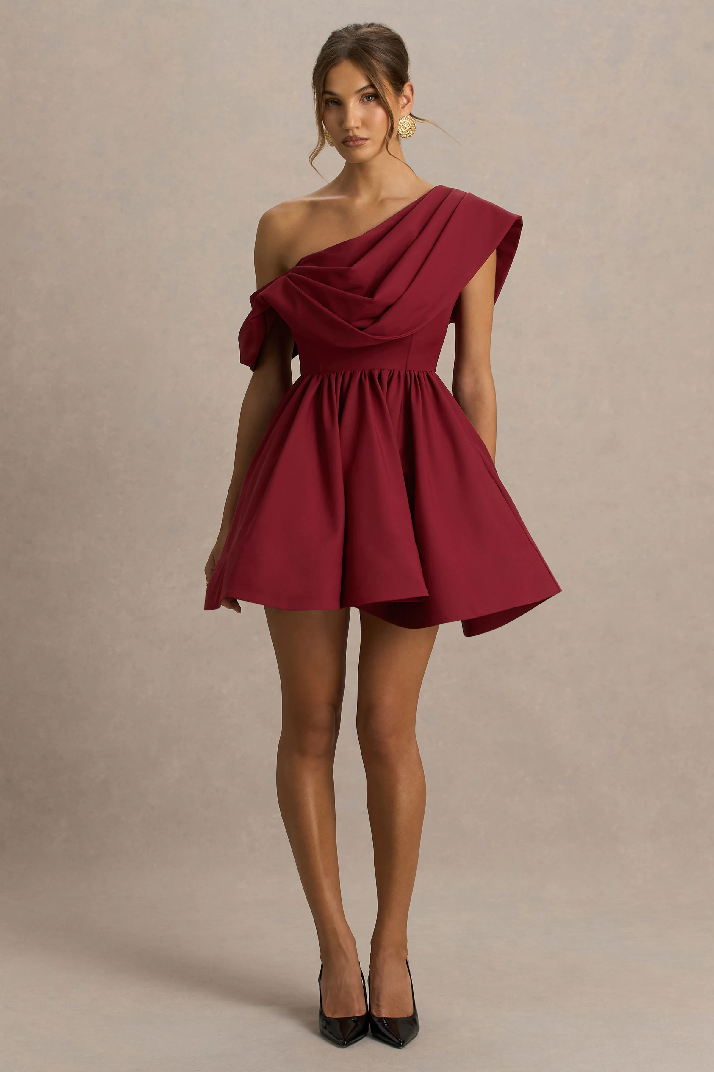 Verona | Mini-robe patineuse bordeaux à encolure asymétrique drapée