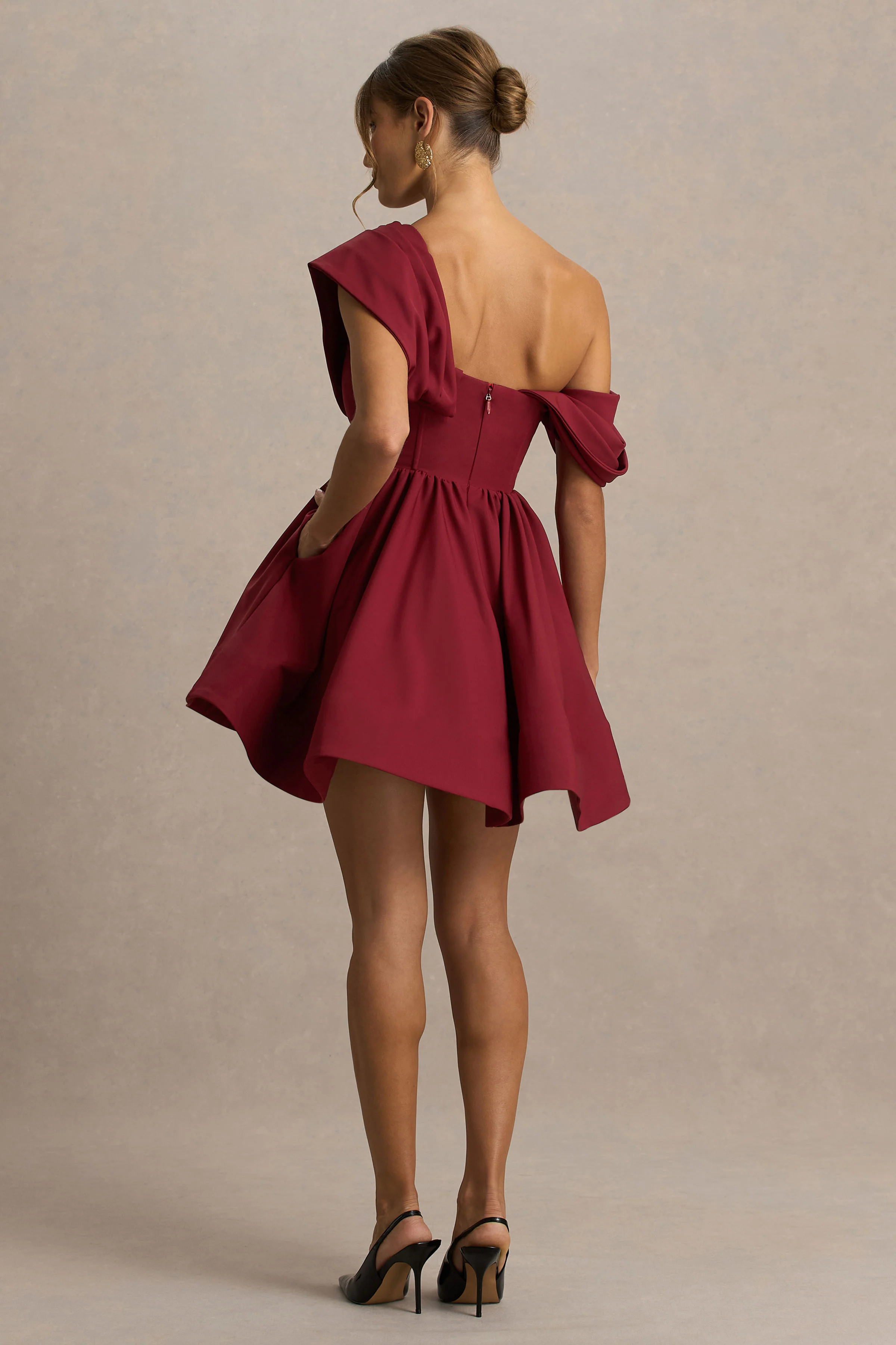 Verona | Mini-robe patineuse bordeaux à encolure asymétrique drapée - Image 2