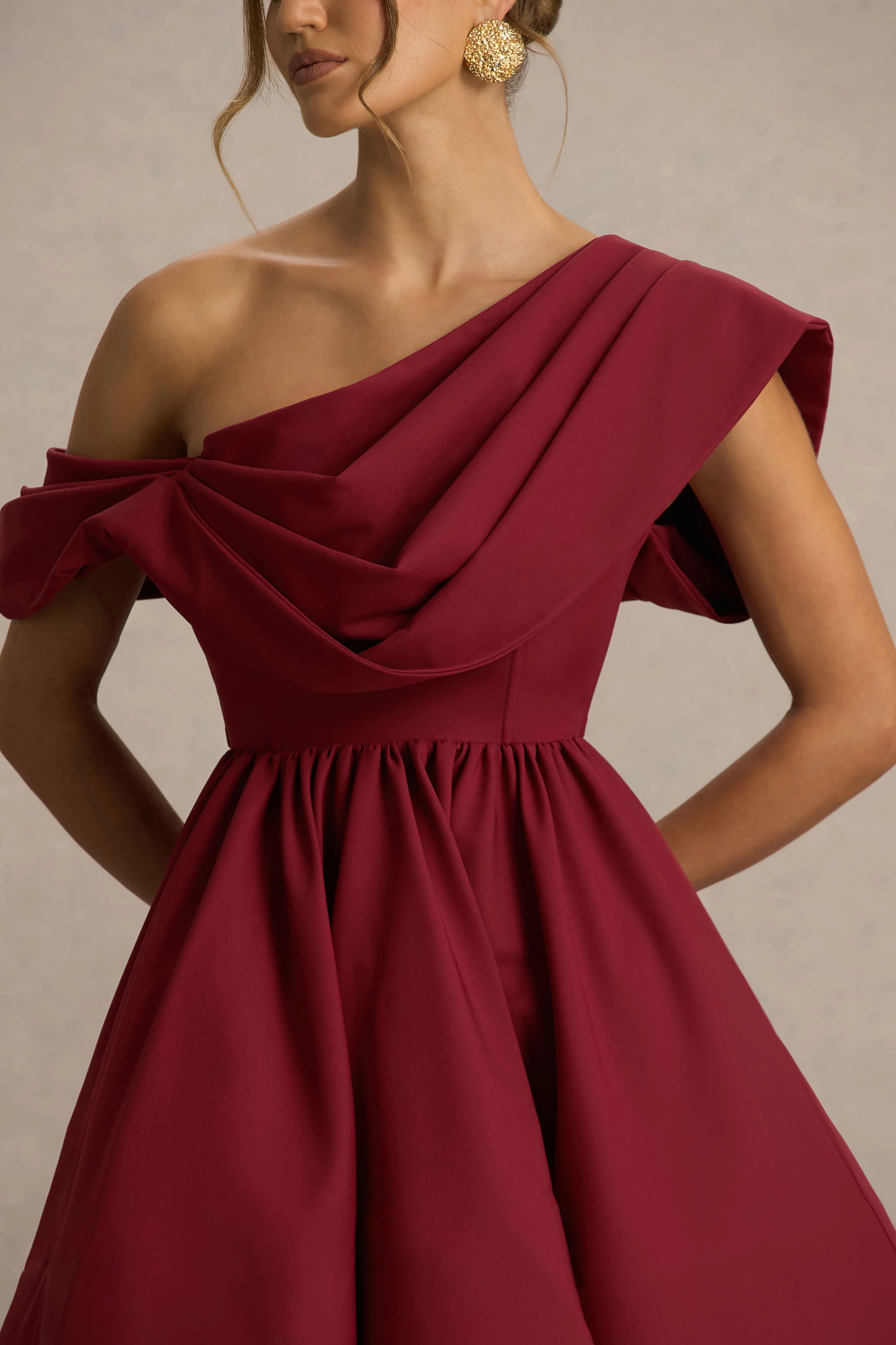 Verona | Mini-robe patineuse bordeaux à encolure asymétrique drapée - Image 3