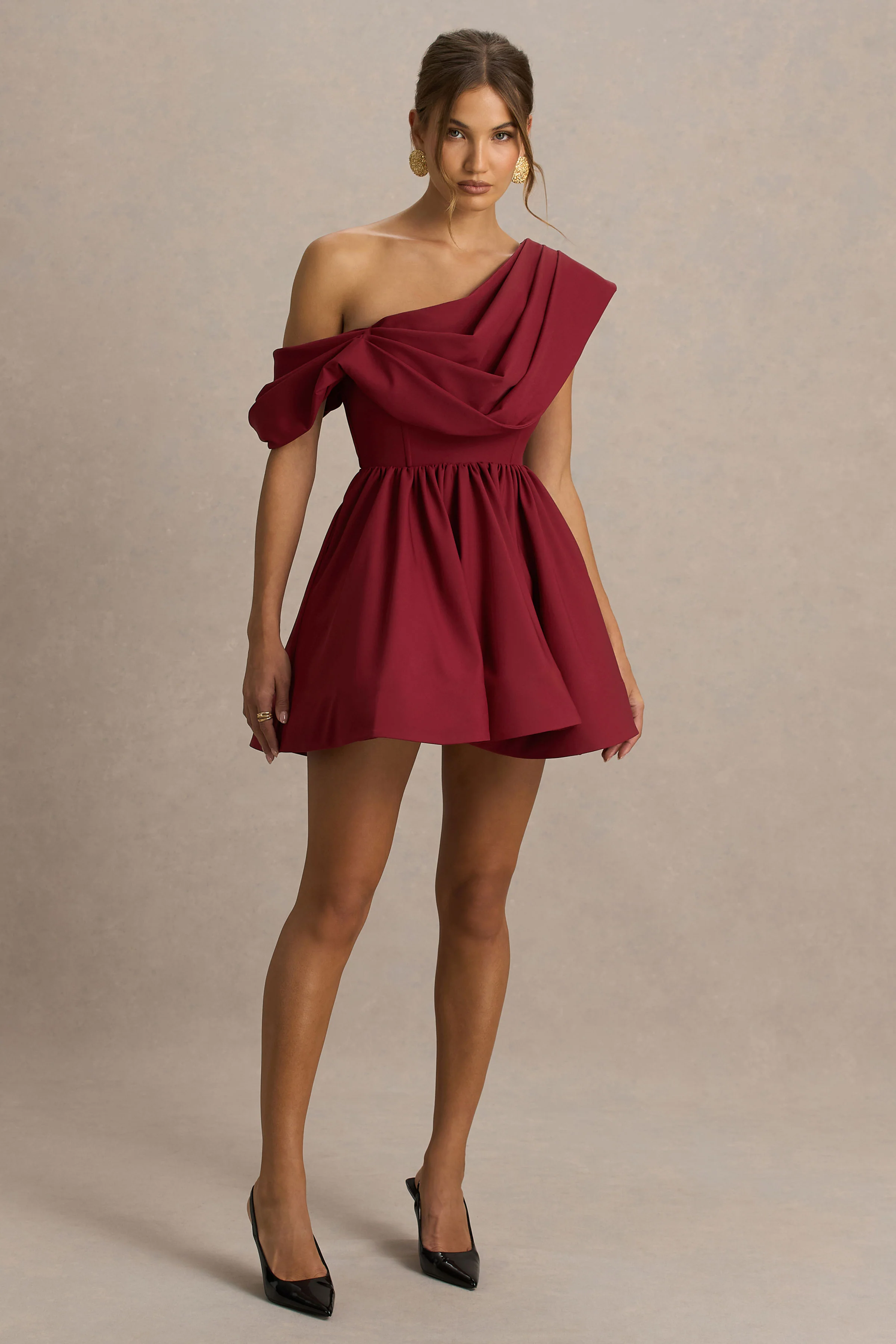 Verona | Mini-robe patineuse bordeaux à encolure asymétrique drapée - Image 4