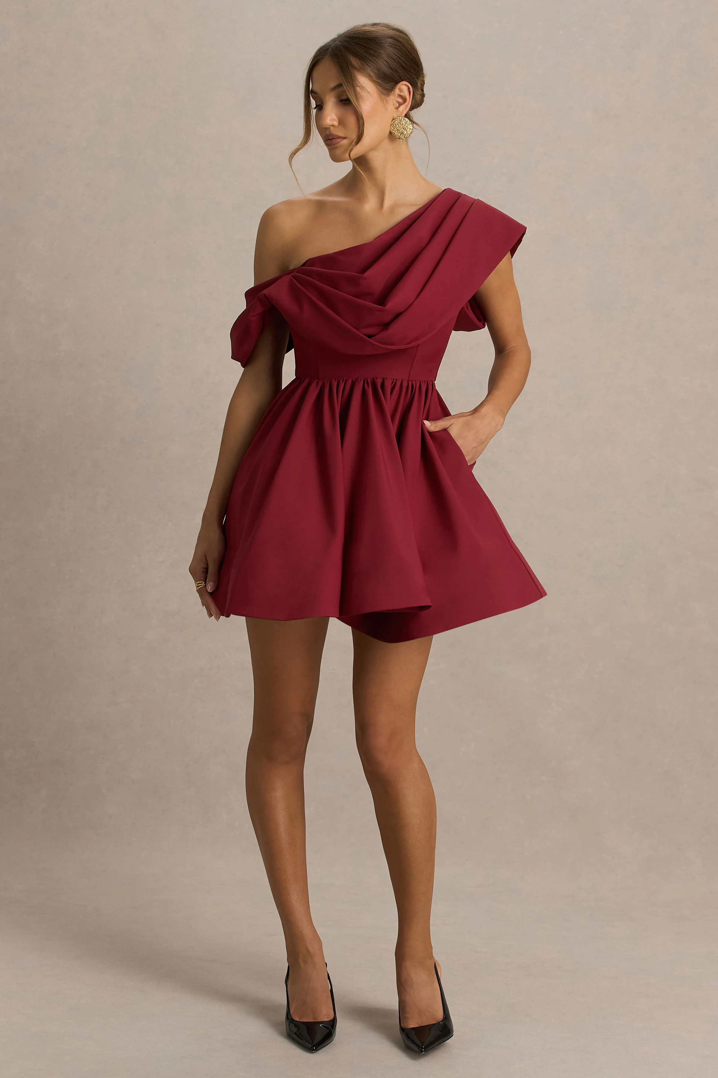 Verona | Mini-robe patineuse bordeaux à encolure asymétrique drapée - Image 5