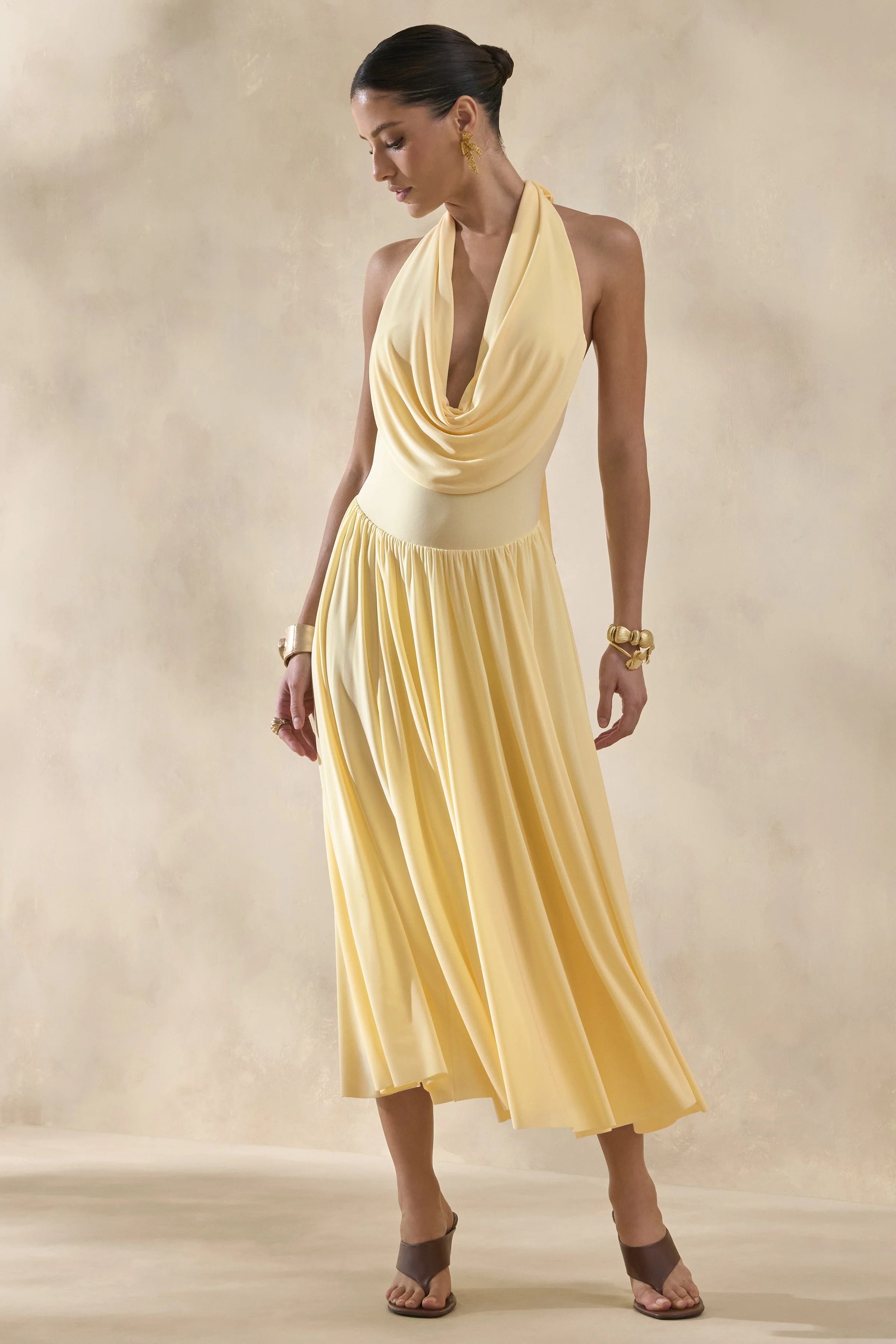 Veyra | Robe mi-longue citron à col bénitier plongeant - Image 6