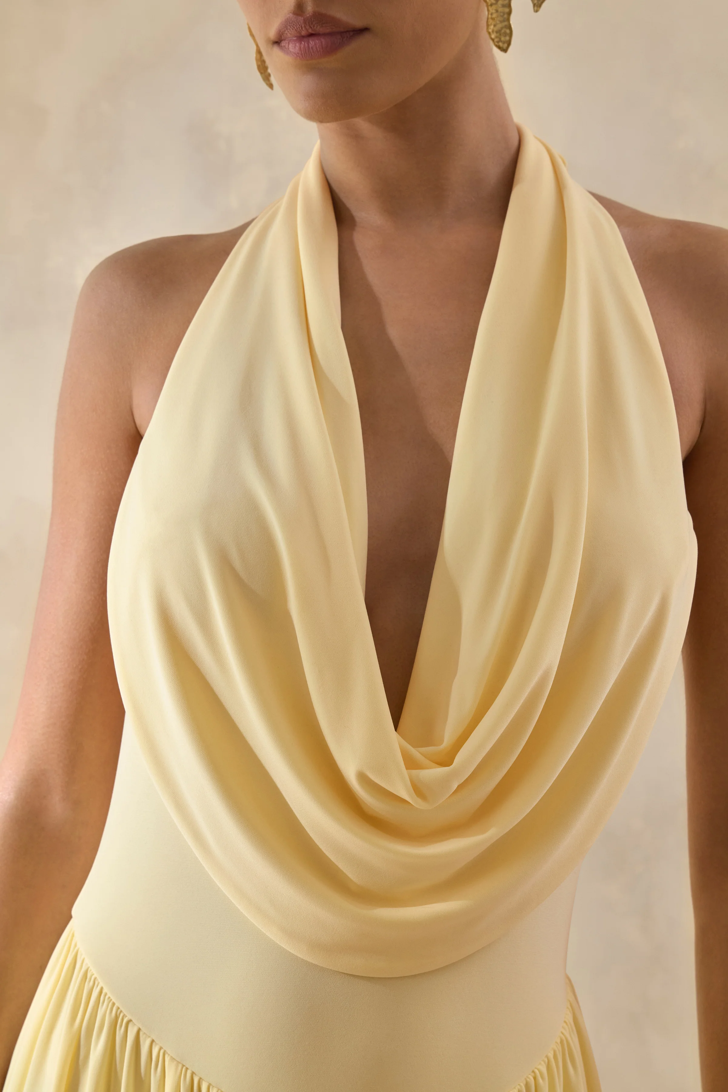 Veyra | Robe mi-longue citron à col bénitier plongeant - Image 7