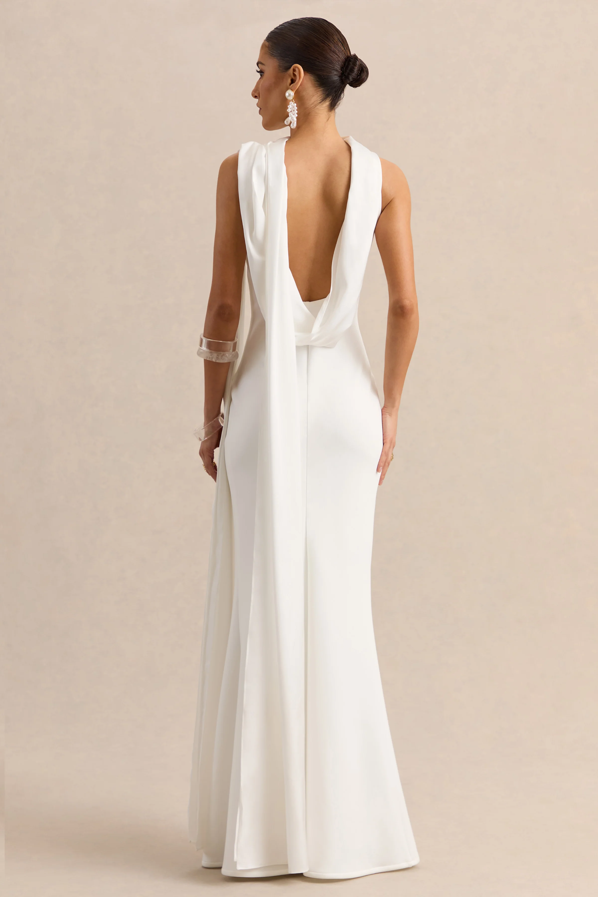 Vionette | Robe longue blanche à col montant avec écharpe - Image 2