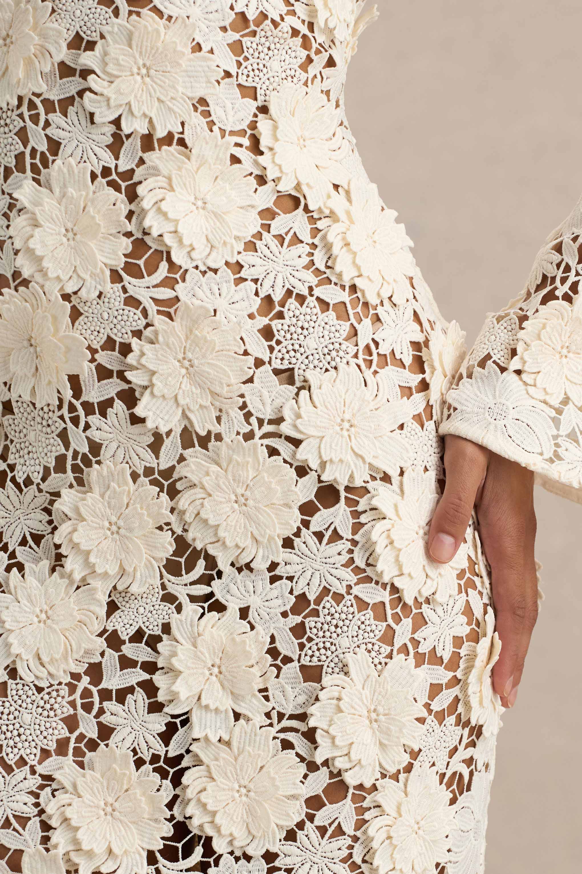 Viper | Robe longue en dentelle crème à manches longues - Image 7