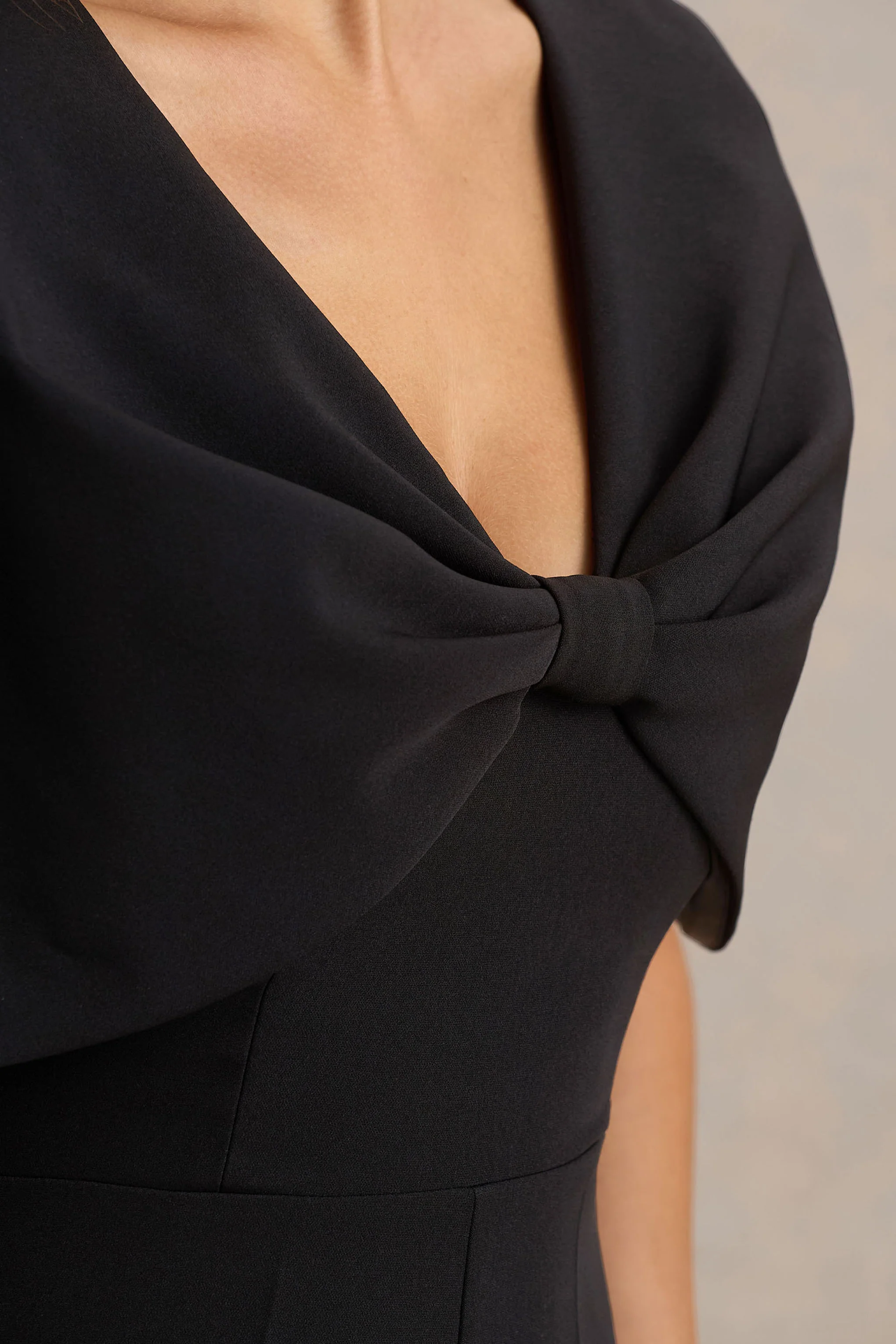Vivid | Combinaison noire à décolleté plongeant, ornée d’un nœud - Image 3
