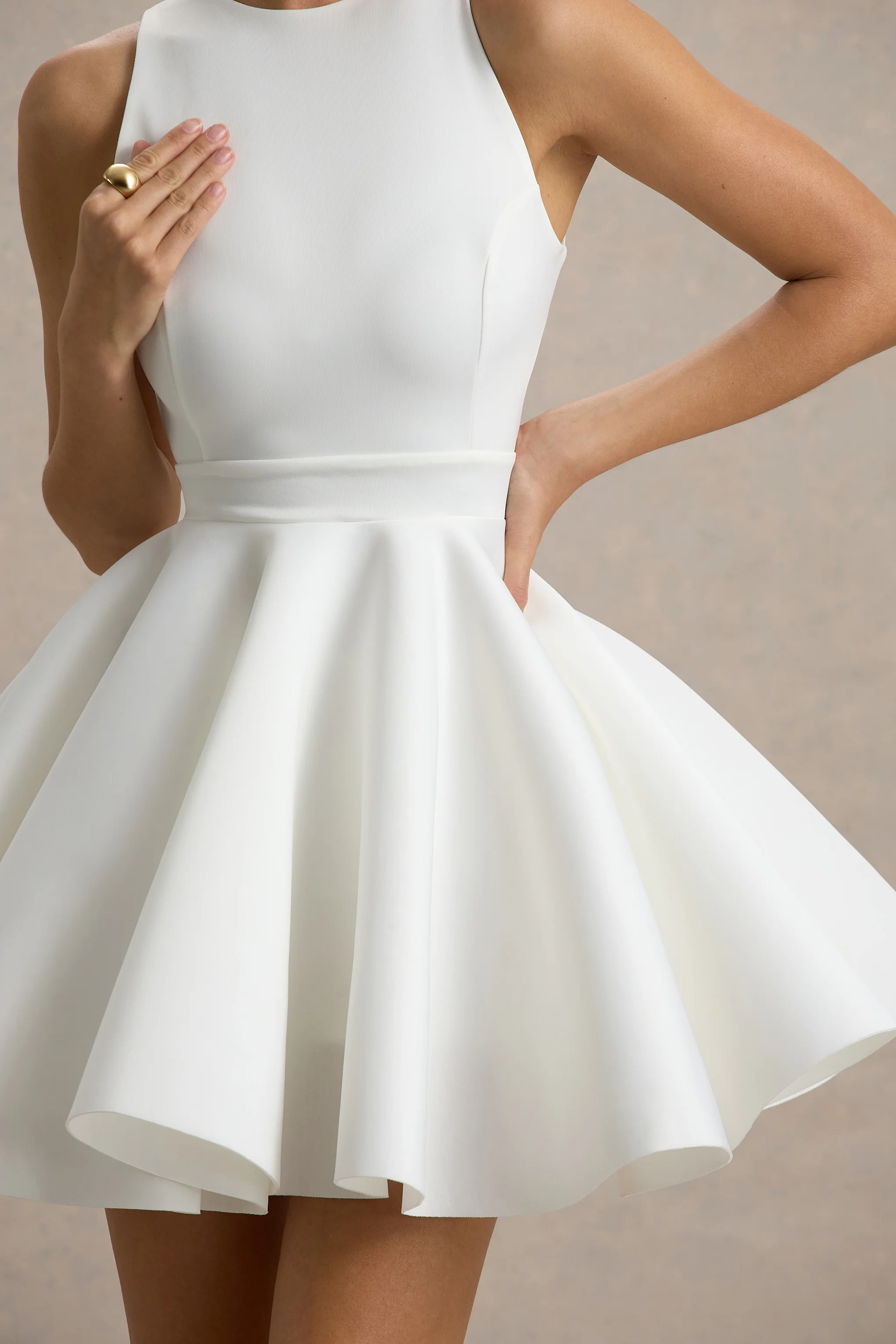 Waverly | Mini-robe blanche à encolure arrondie sans manches - Image 6