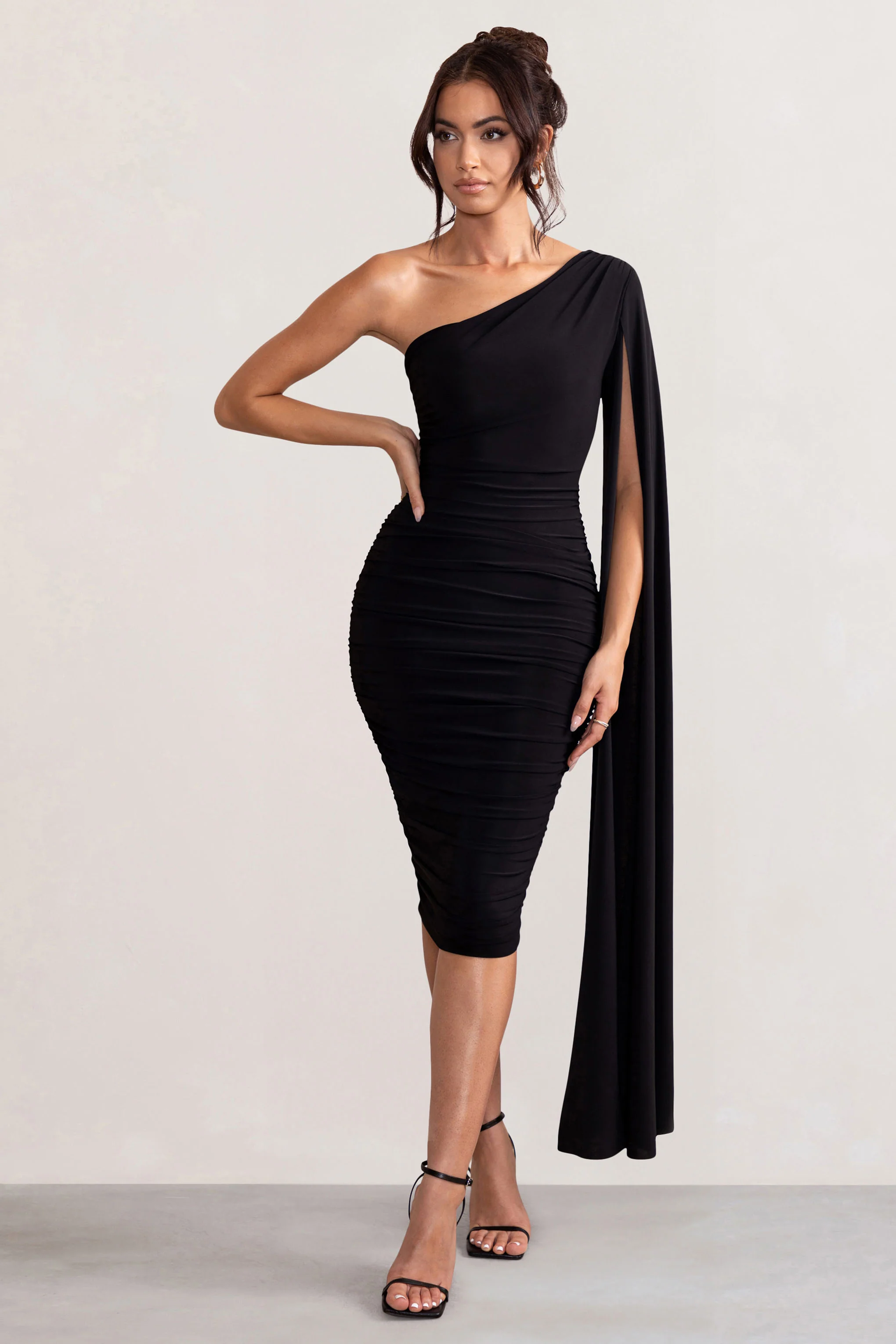 Yara | Robe mi-longue noire asymétrique froncée à cape - Image 4