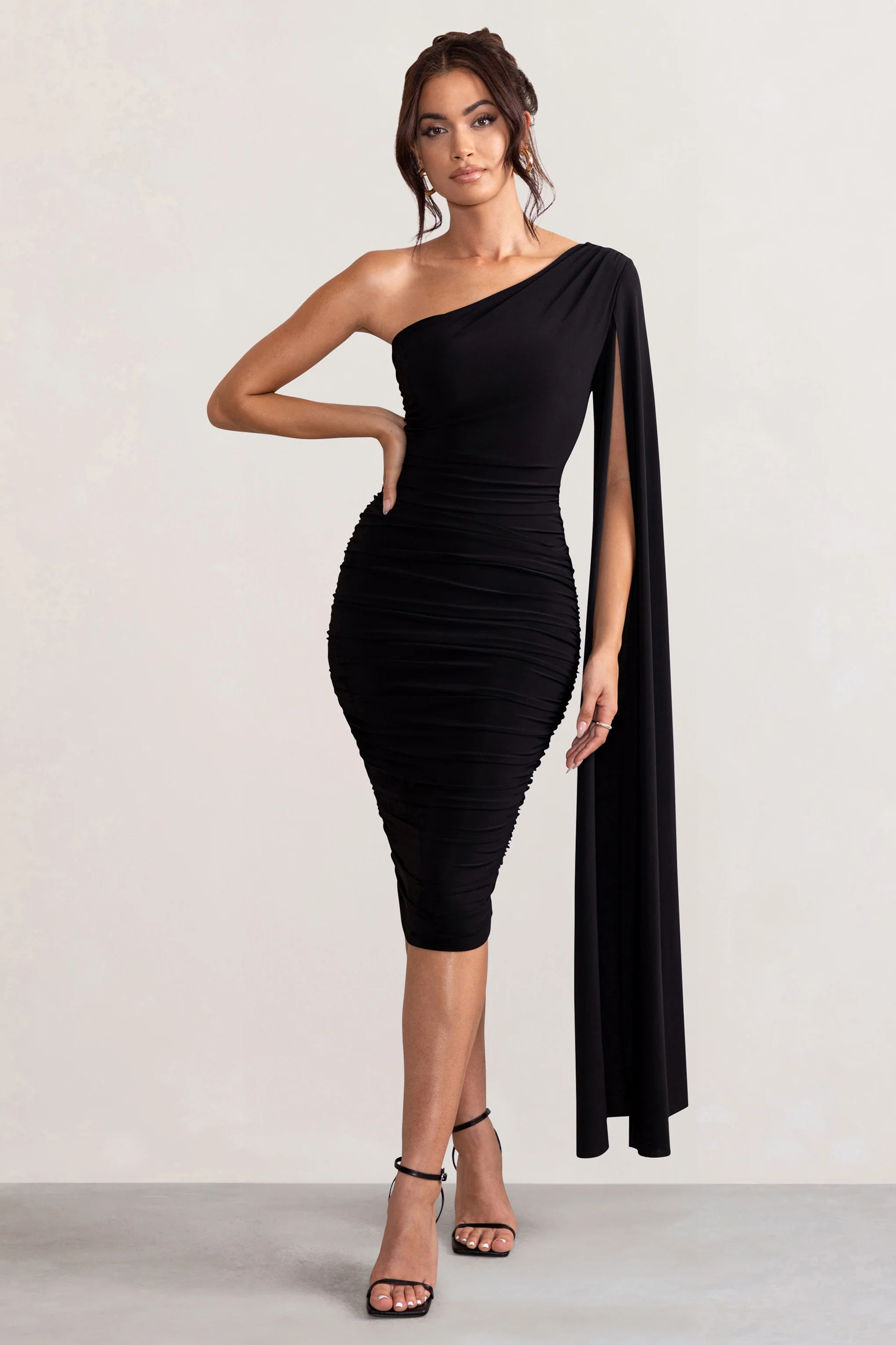 Yara | Robe mi-longue noire asymétrique froncée à cape - Image 6