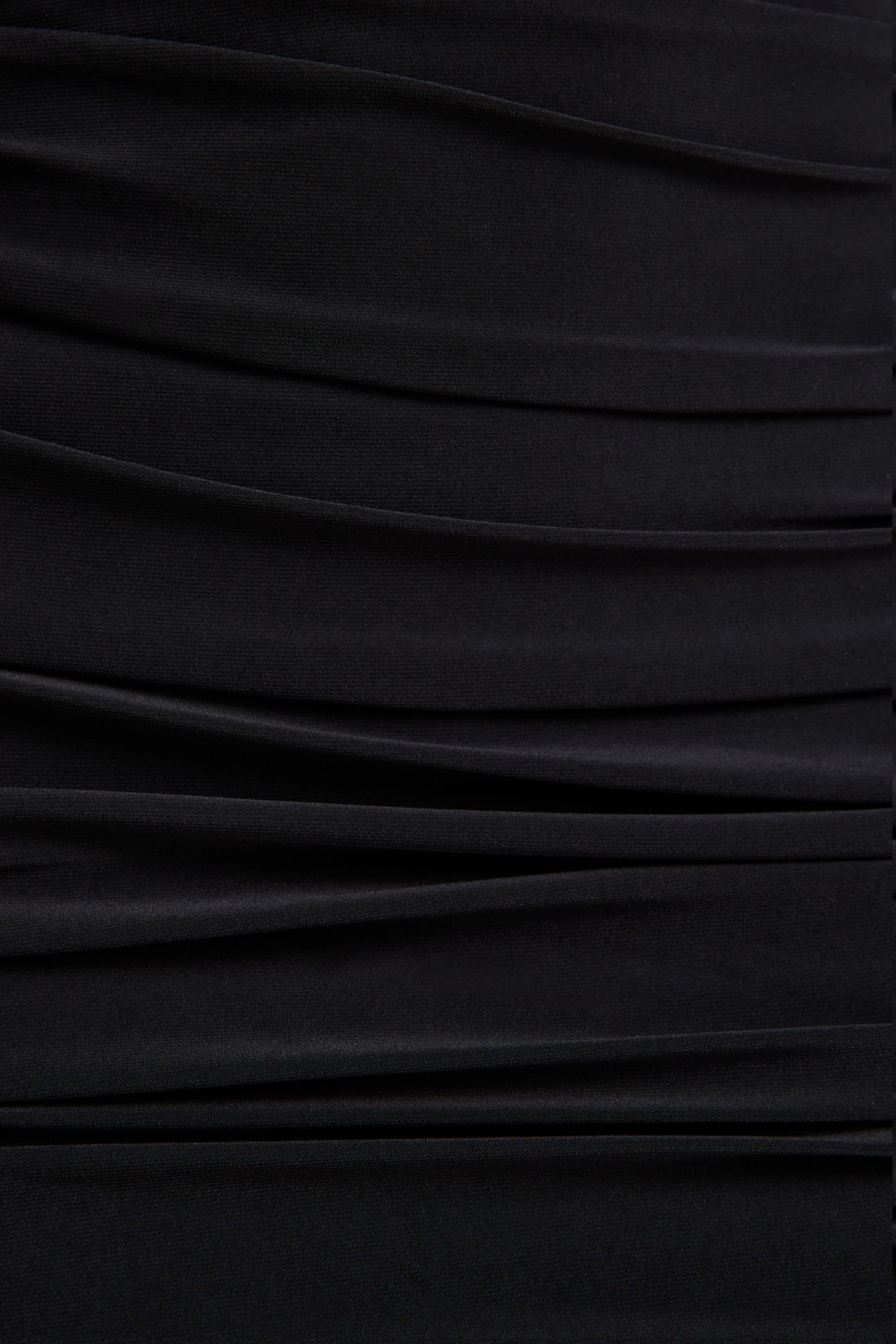 Yara | Robe mi-longue noire asymétrique froncée à cape - Image 7