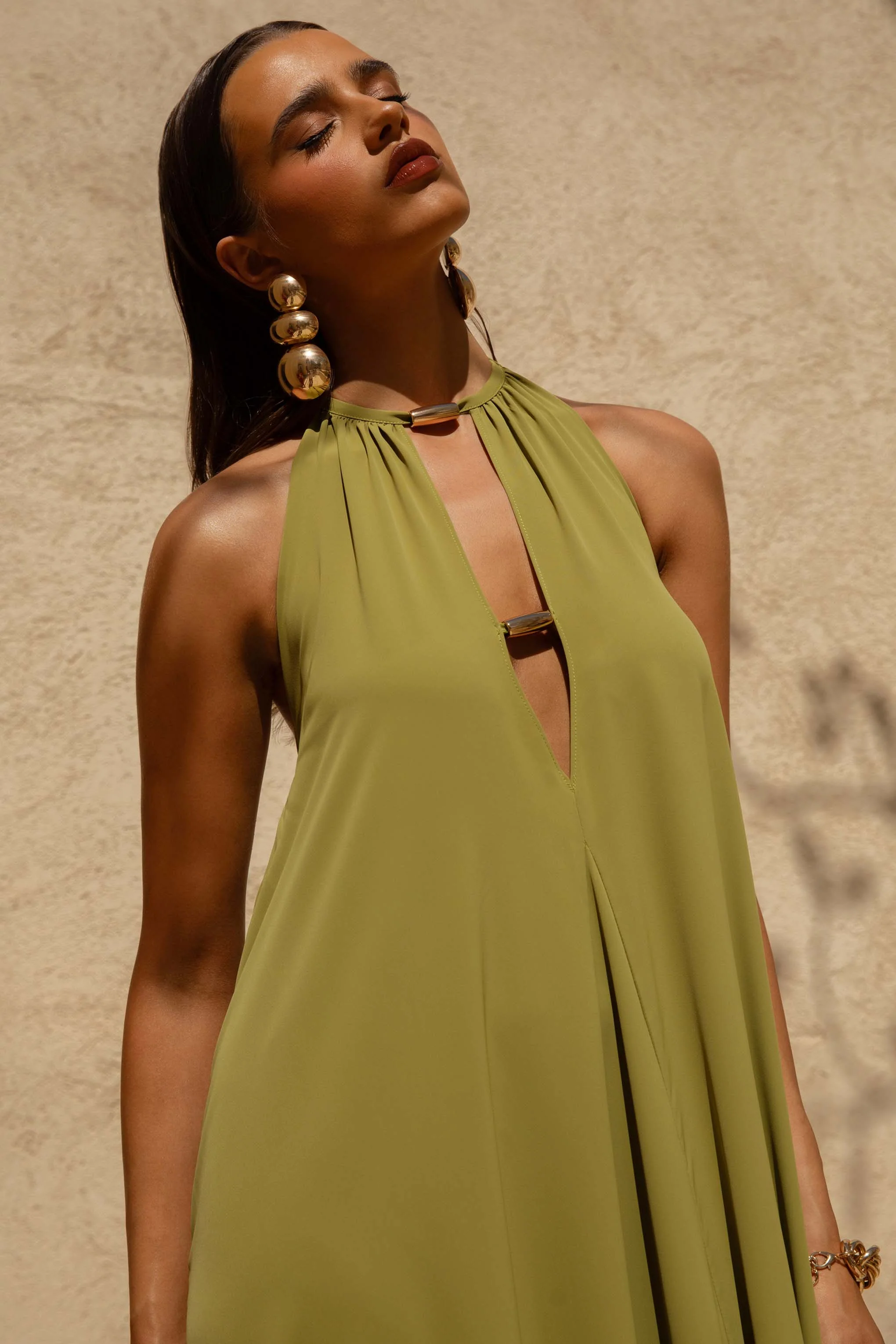 Zyon | Robe longue verte à col montant avec découpes - Image 3
